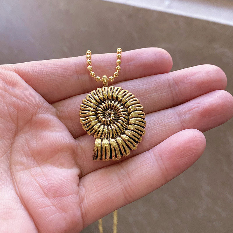 Alloy Retro Gold Color Women Girl Jewelry Shell Snail Conch Pendant Short Chunky Collar Necklace