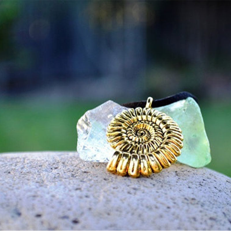 Alloy Retro Gold Color Women Girl Jewelry Shell Snail Conch Pendant Short Chunky Collar Necklace