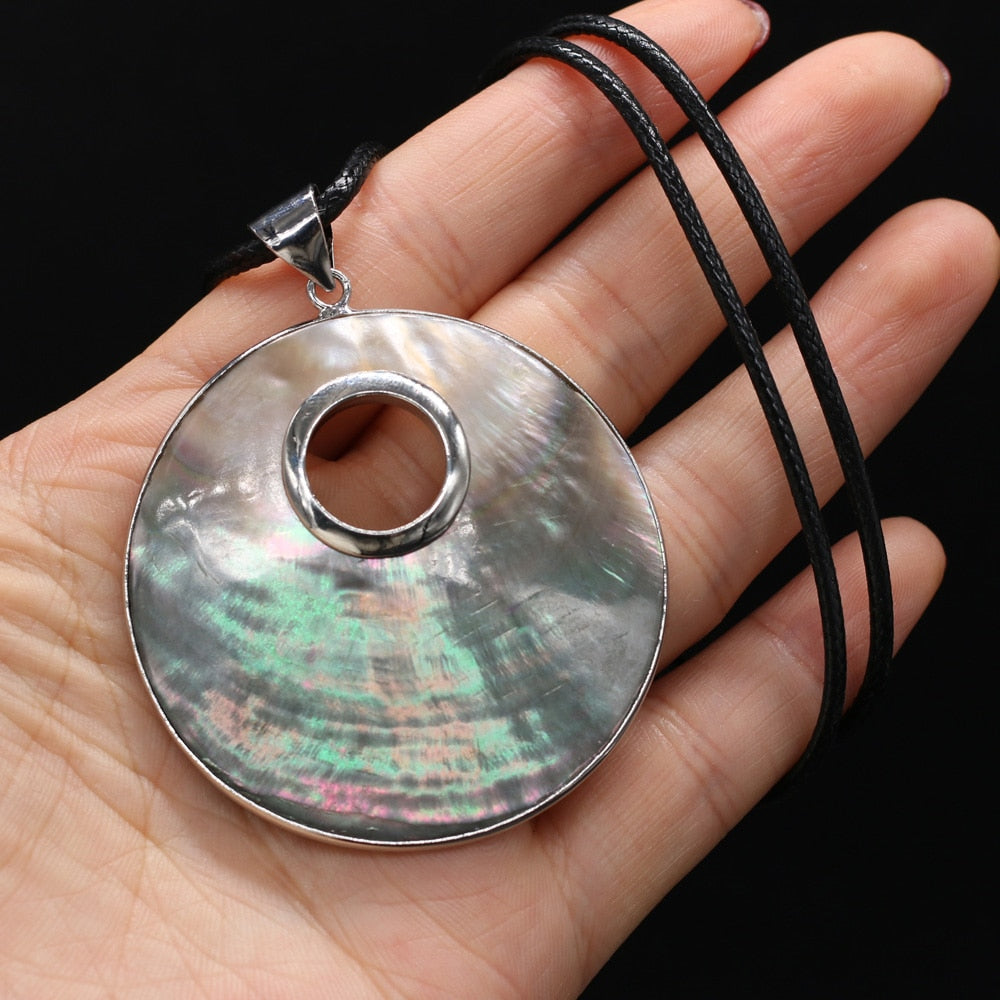 Natural Shell Necklace With Round Pendant Leather Cord 2MM Charms For Elegant Women Love Romantic Gift