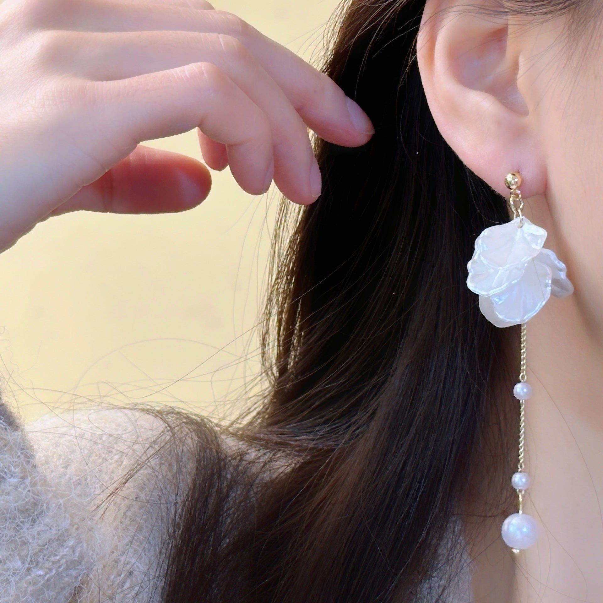 Glossy Shell Flower and Pearl Pendant Boho Earrings
