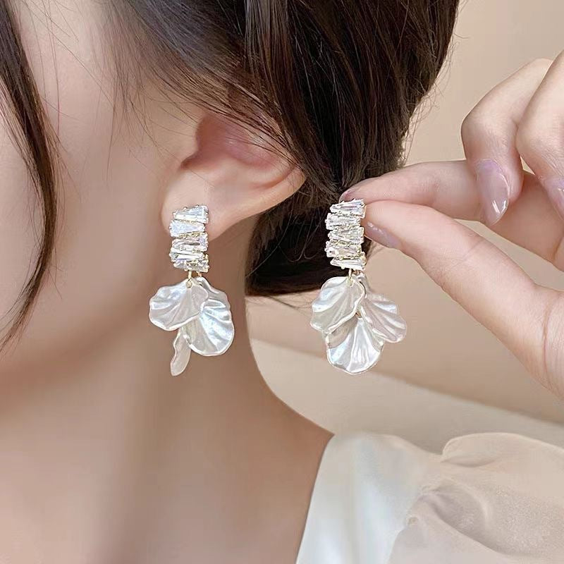 Glossy Shell Flower and Pearl Pendant Boho Earrings