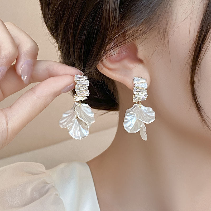 Glossy Shell Flower and Pearl Pendant Boho Earrings
