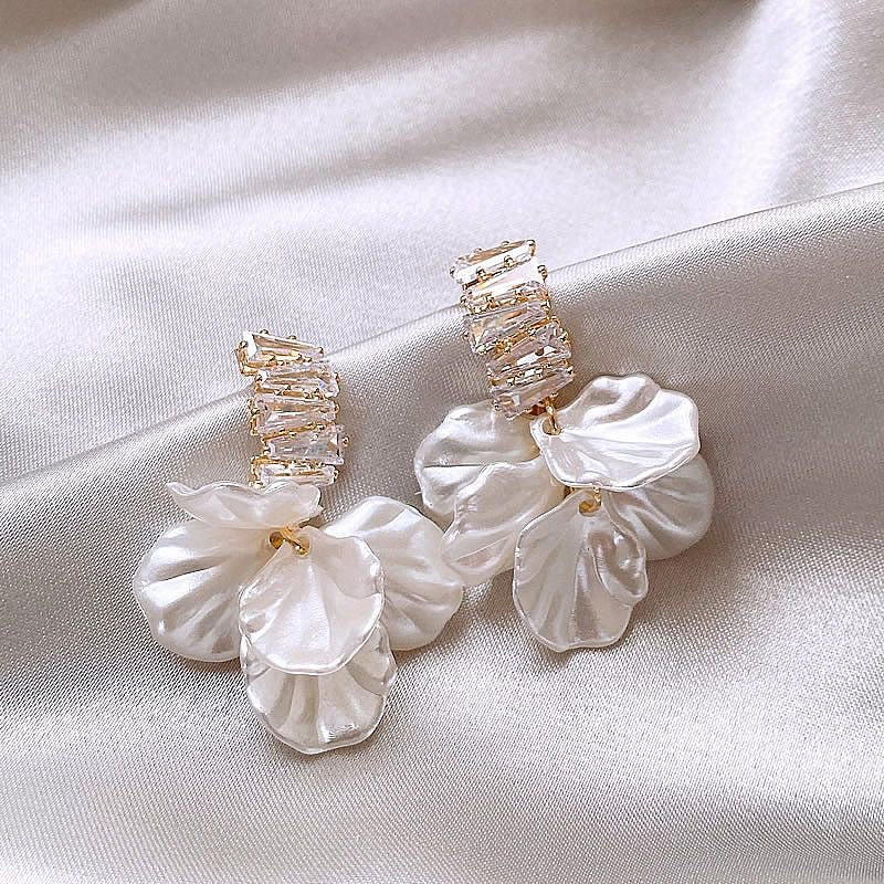Glossy Shell Flower and Pearl Pendant Boho Earrings
