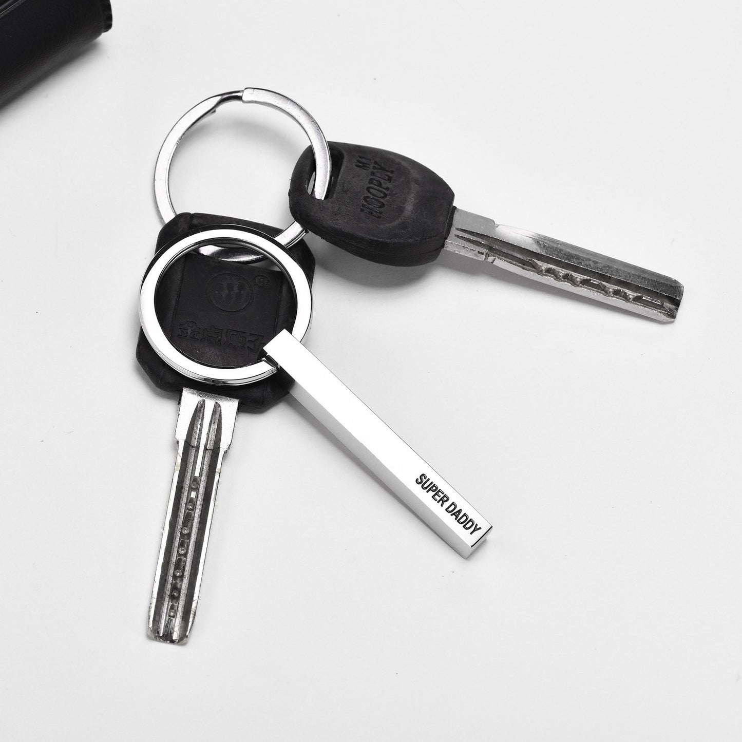 Customized SUPER DADDY Keychains for Men,Stainless Steel Vertical Bar Cuboid Keychain To Dad Drive Safe Gift to Family BFF