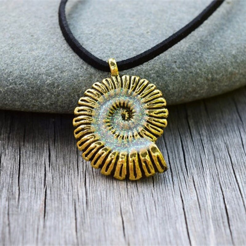 Dark Glowing Mermaid Conch Necklace Ariel Sound Sea Shell Necklace Witch Spiral Conch Costume Ladies Jewelry Gift