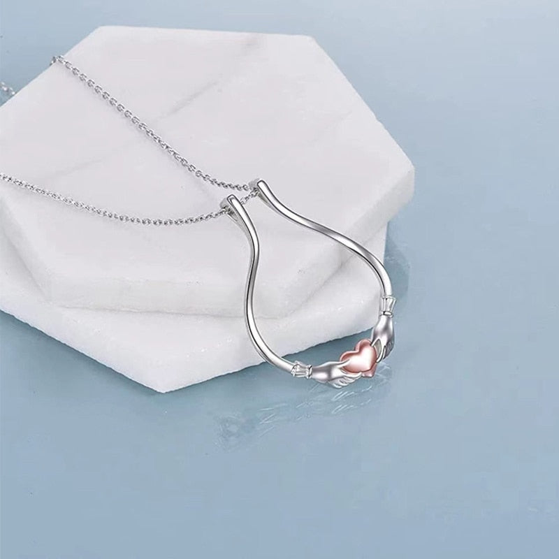 R3MC Hug Hand Heart Ring Holder Necklace Pendant Jewelry for Women Girlfriend Ring Keeper for Nurse Worker Anniversary