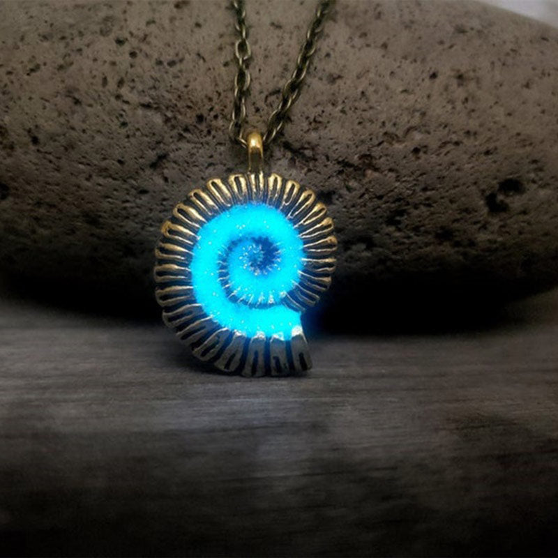 Dark Glowing Mermaid Conch Necklace Ariel Sound Sea Shell Necklace Witch Spiral Conch Costume Ladies Jewelry Gift