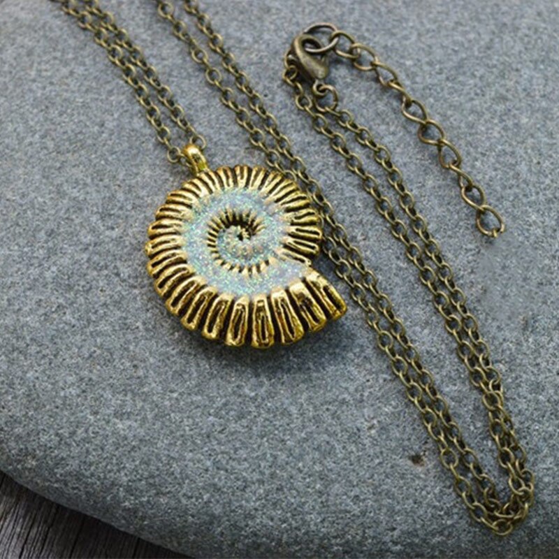 Dark Glowing Mermaid Conch Necklace Ariel Sound Sea Shell Necklace Witch Spiral Conch Costume Ladies Jewelry Gift