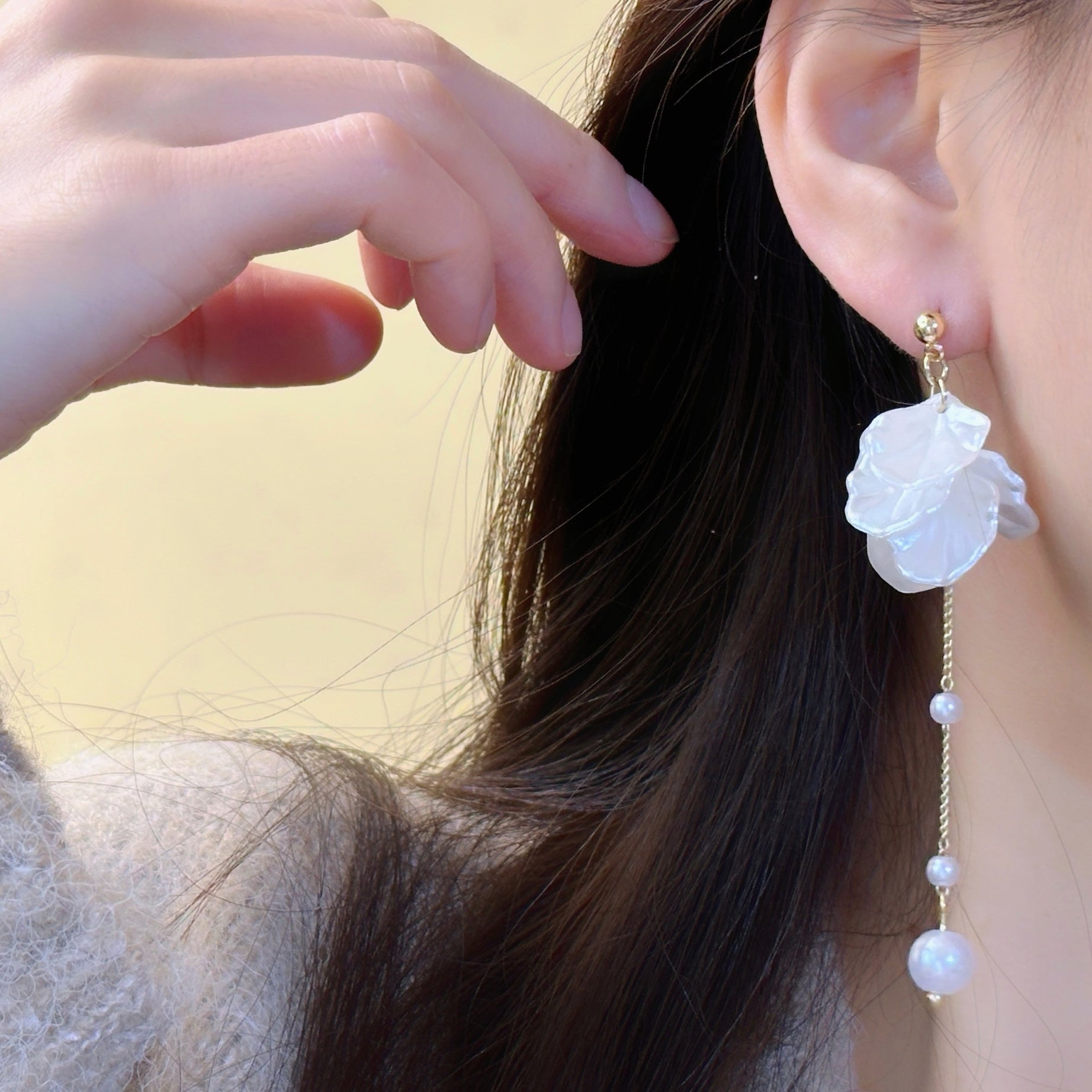 Glossy Shell Flower and Pearl Pendant Boho Earrings