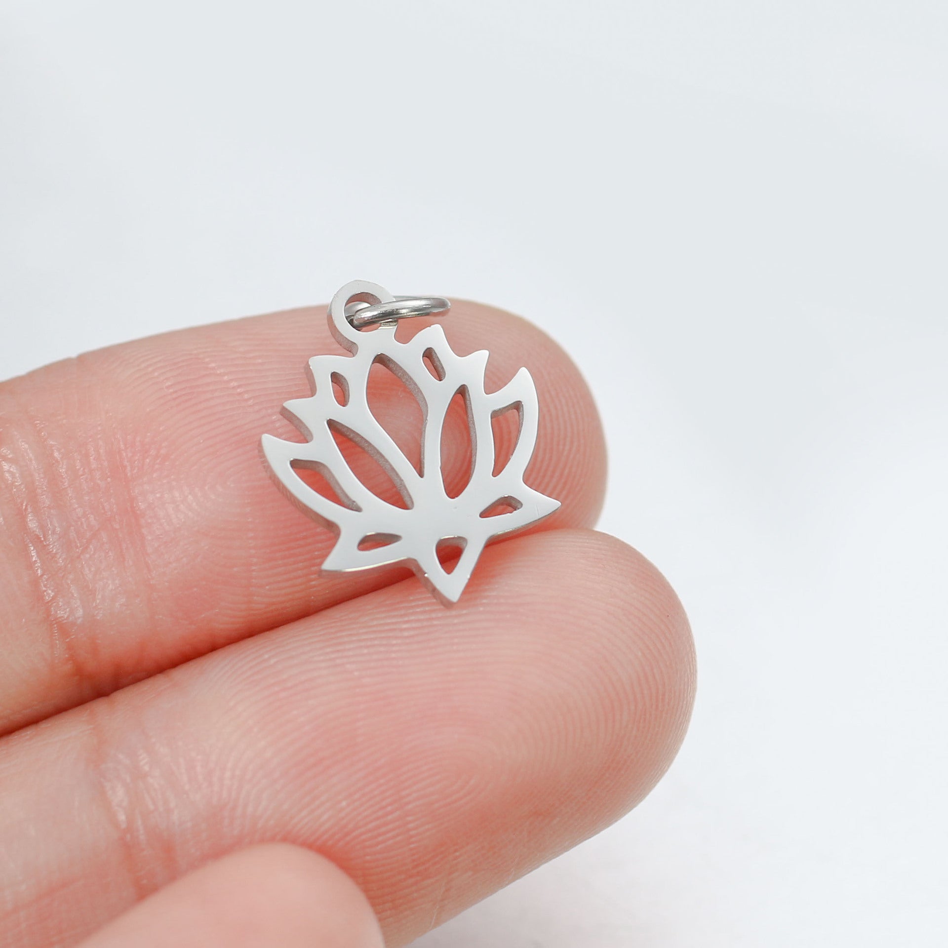 DOOYIO 5pcs/Lot Stainless Steel Hollow-out Lotus Pendant Female DIY Necklace Bracelet Handmade Charm Accessories