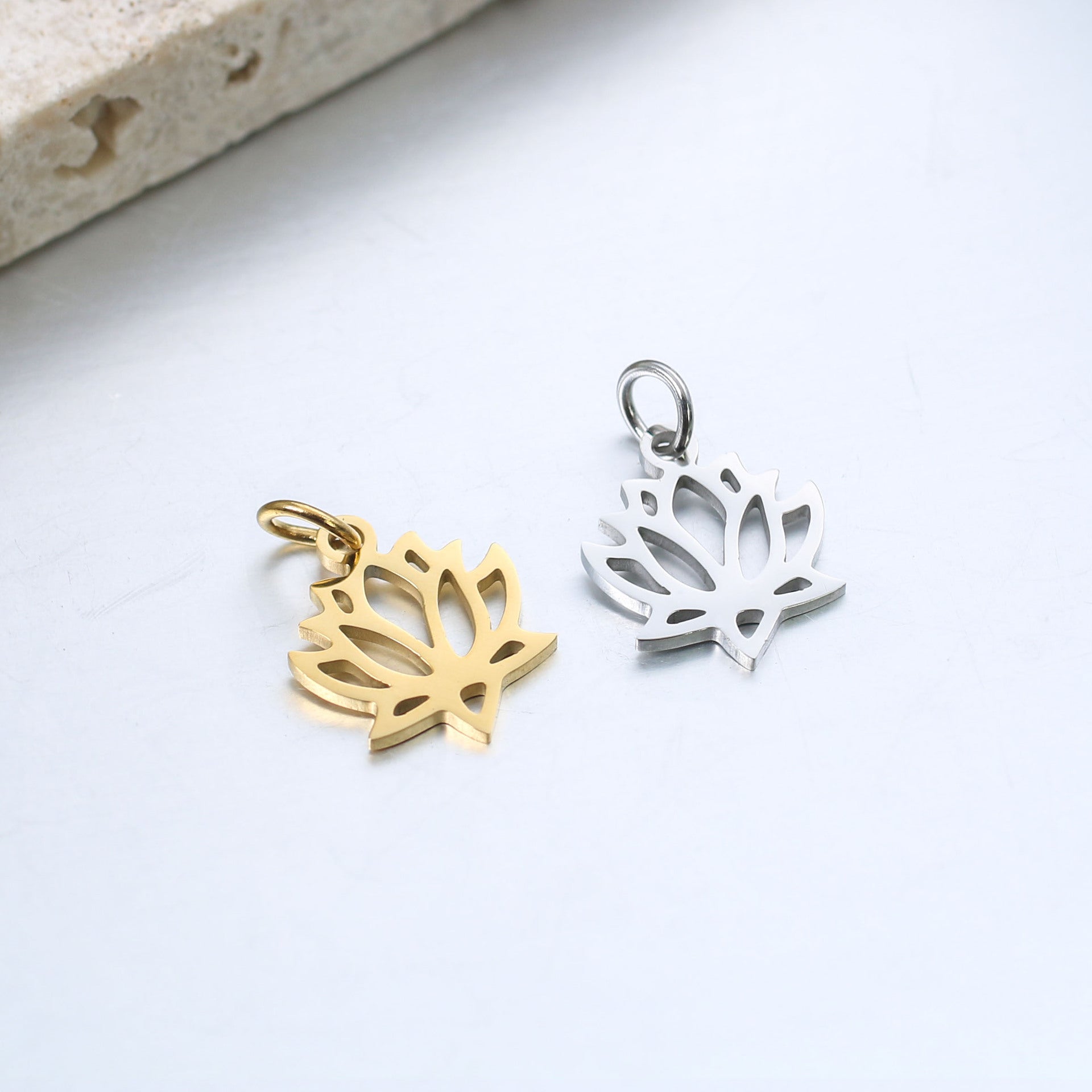 DOOYIO 5pcs/Lot Stainless Steel Hollow-out Lotus Pendant Female DIY Necklace Bracelet Handmade Charm Accessories