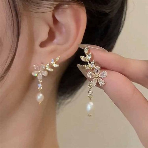 Korean Hollow Wreath Flower Earrings For Women Crystal Zircon Sweet Bee Butterfly Stud Earring Girl Wedding Party Jewelry - Charlie Dolly