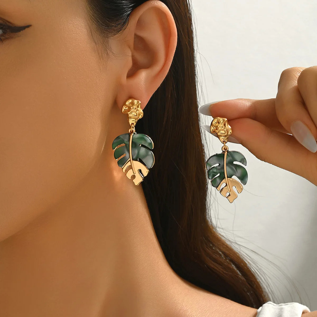 Boho Creative Multi-color Hollowed-out Resin Monstera Leaf Drop Earrings for Women Gold Color Tropical Dangle Earrings Jewelry