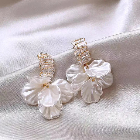 Glossy Shell Flower and Pearl Pendant Boho Earrings