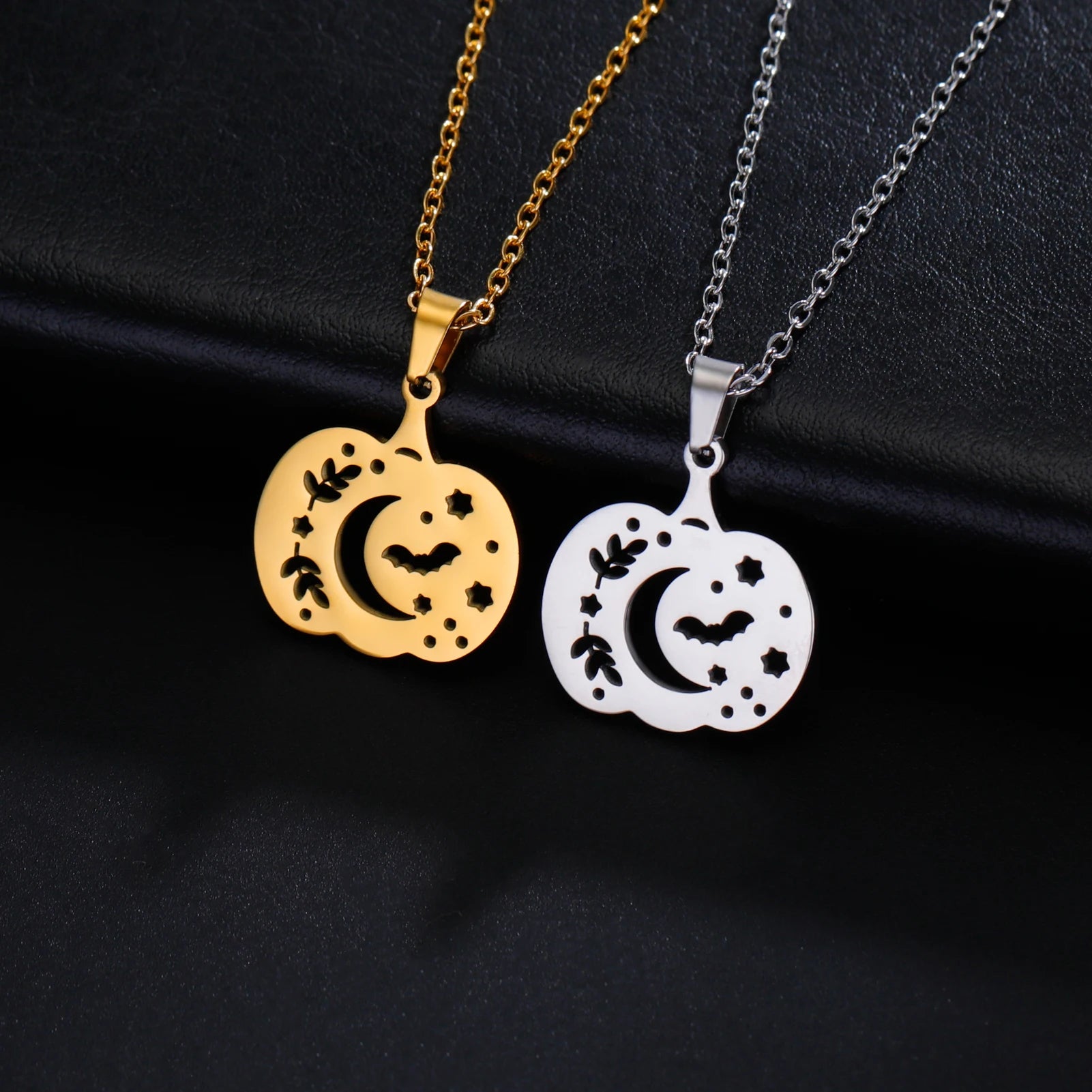 Cazador Halloween Pumpkin Bat Moon Necklace for Women Stainless Steel Pendant Chain Necklace Jewelry Party Gift 2024 Wholesale - Charlie Dolly