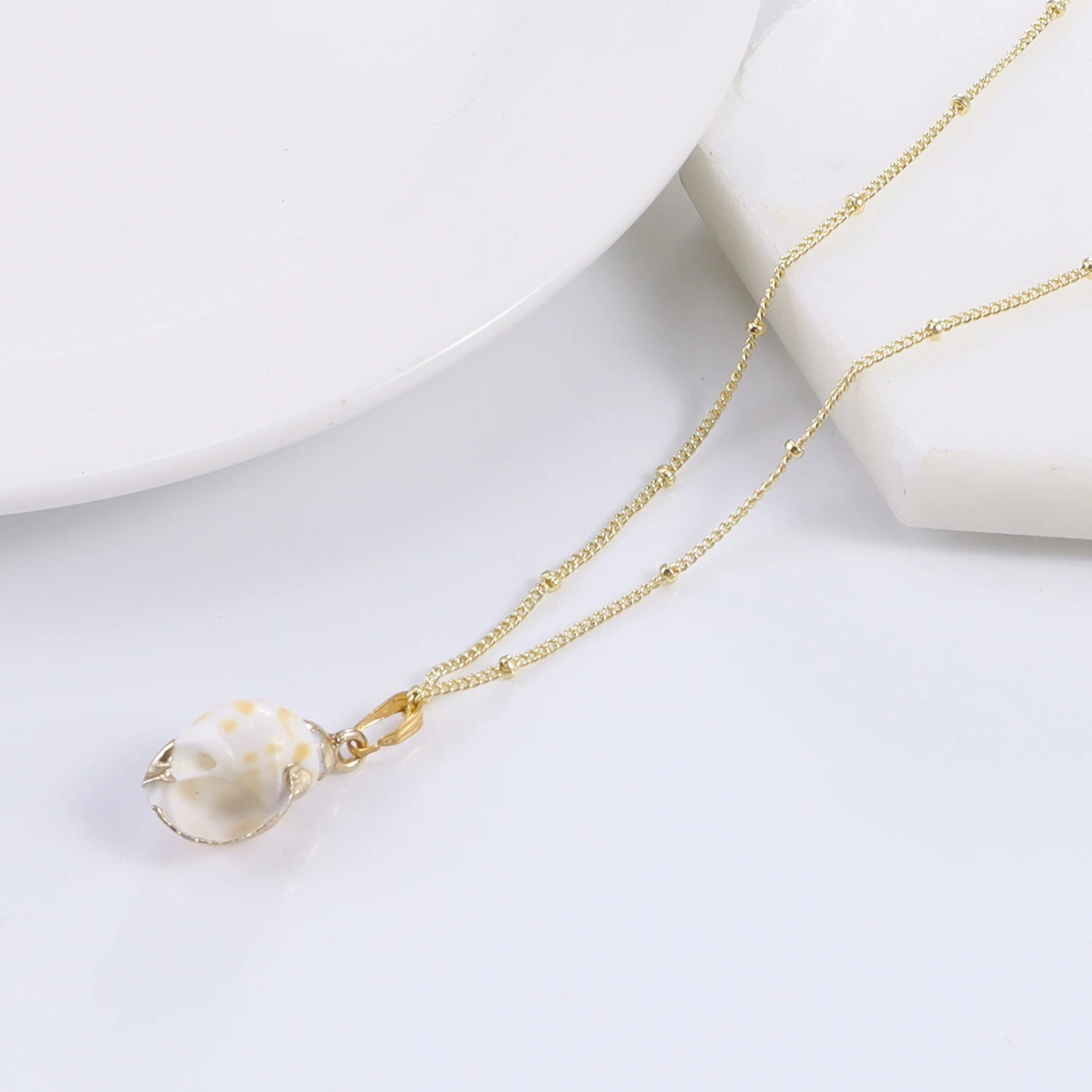 Summer Beach Necklace - Natural Conch Shell Pendant Gold Plated Rim Boho Sea Jewelry for Women Personalized Niche Necklace