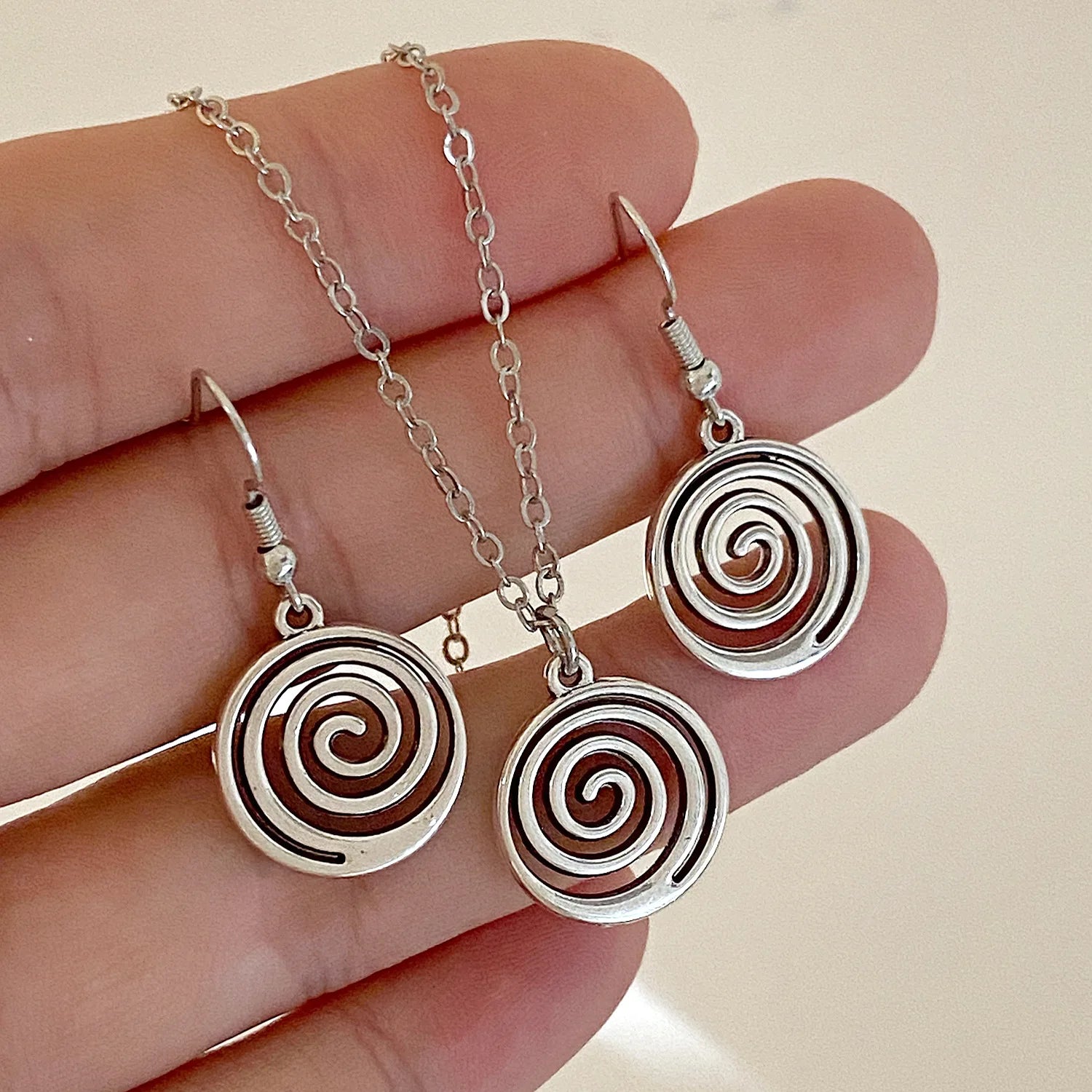 Vintage Spiral Vortex Pendant Hand-Woven Leather Rope Necklace for Women Unisex Boho Pentagram Necklace Fashion Punk Y2K Jewelry