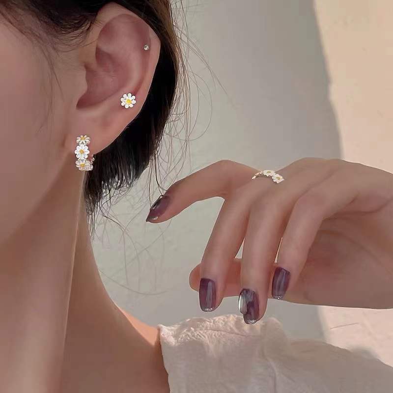 Cute Daisy Flower Pendant Hoop Earrings For Women Korean Sweet Circle Earrings Girl Wedding Party Jewelry Gift - Charlie Dolly