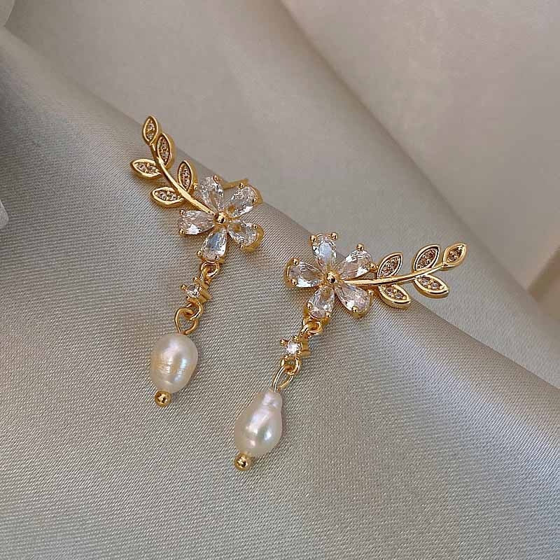 Cute Daisy Flower Pendant Hoop Earrings For Women Korean Sweet Circle Earrings Girl Wedding Party Jewelry Gift - Charlie Dolly