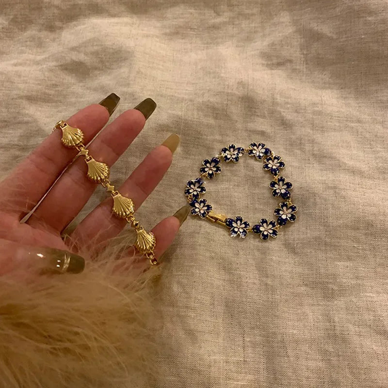Golden Shell Retro Flower Women's Bracelet Light Luxury Versatile High End Unique Design Girlfriend Accessories Banquet Jewelry