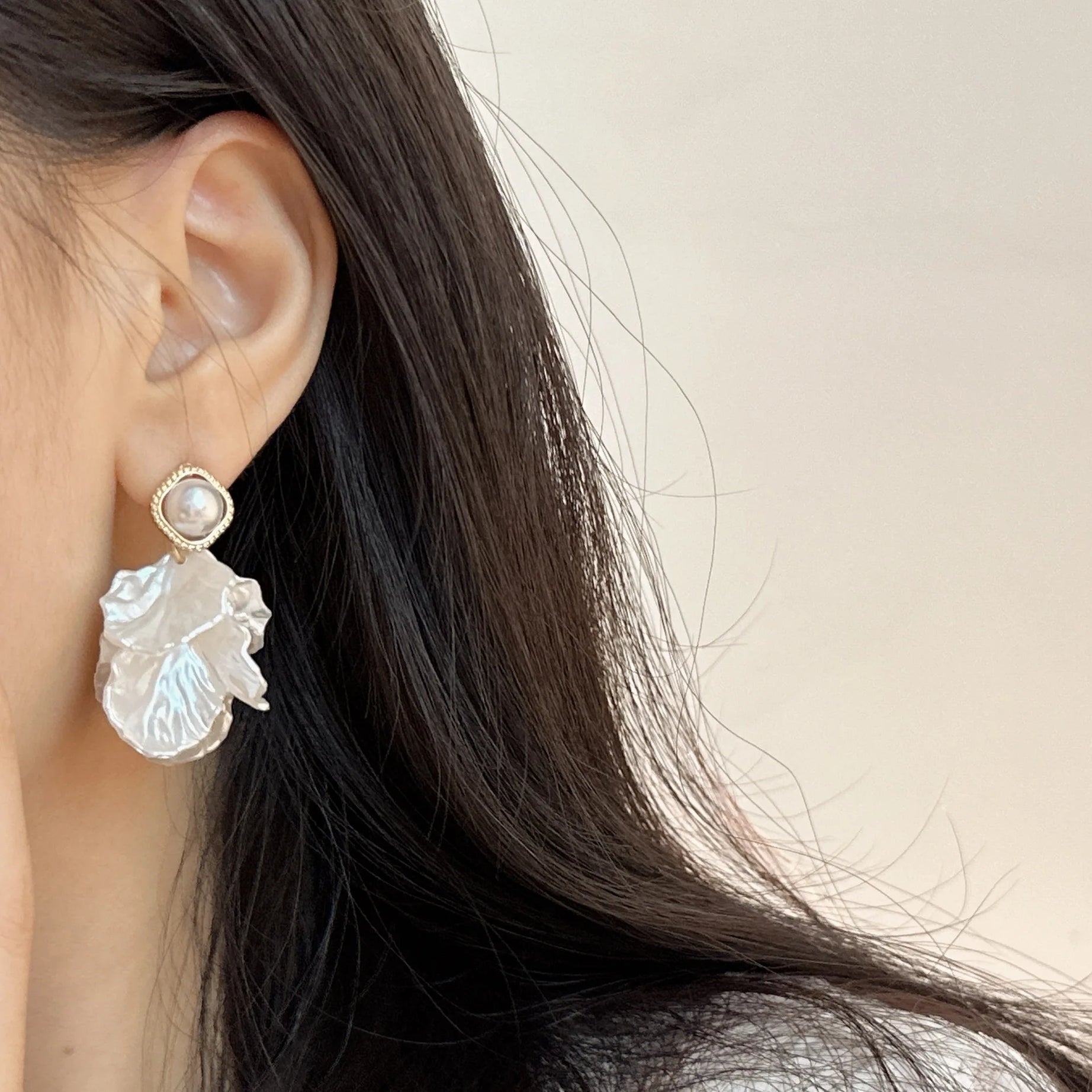 Glossy Shell Flower and Pearl Pendant Boho Earrings
